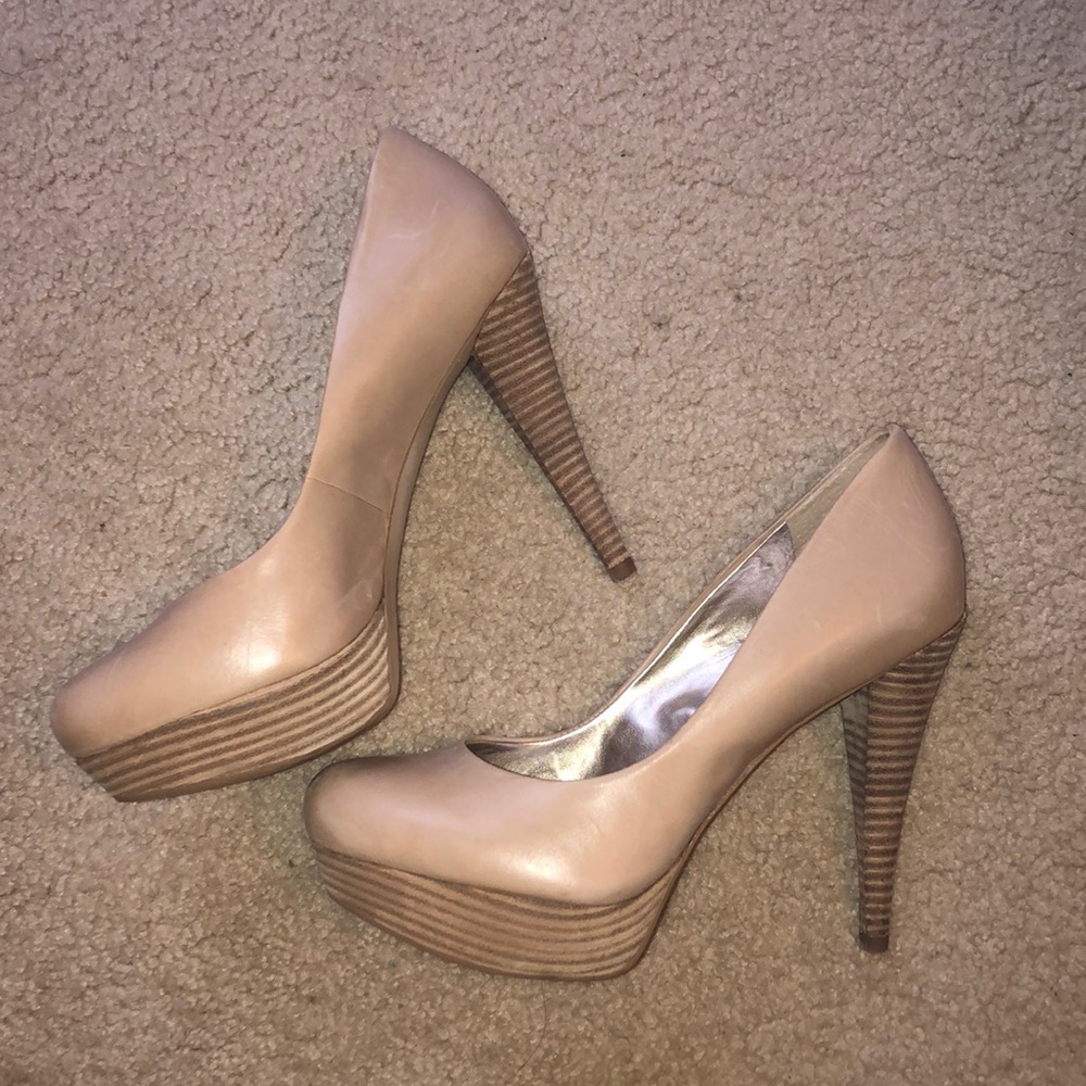 NWOT Nude Guess Platform Heels